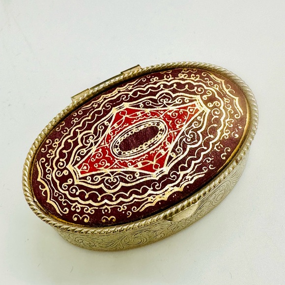 Vintage ITALY Ornate Small Trinket Pill Jewelry Box - Picture 8 of 11